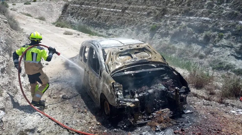 Bomberos de Sariñena en la extinción del fuego que calcinó otro coche entre Valfarta y Bujaraloz.