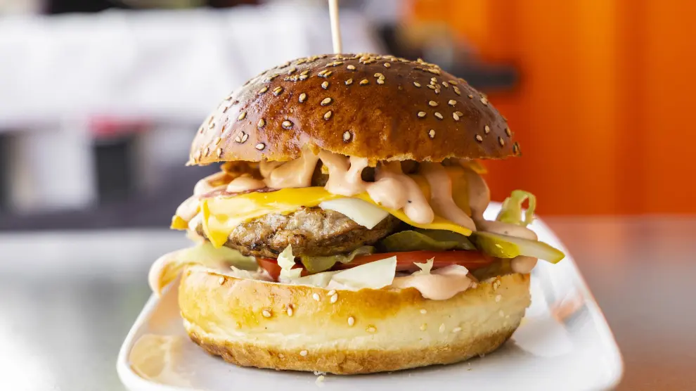 La hamburguesa se ha transformado en un ícono de la comida rápida.