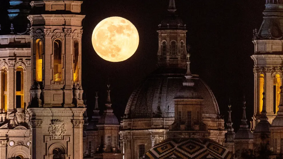 Superluna vista desde el Pilar de Zaragoza