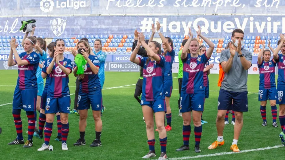 Las jugadoras de la SD Huesca aplauden al público presente en El Alcoraz.