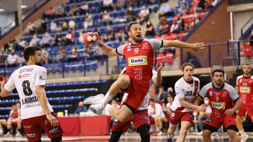 Tioumentsev, del Bada Huesca, realiza un lanzamiento durante el partido en Logroño.