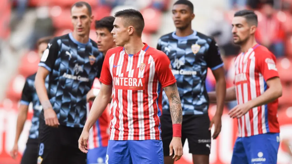 El Sporting pierde frente al Almería y se queda sin play off (0-2)