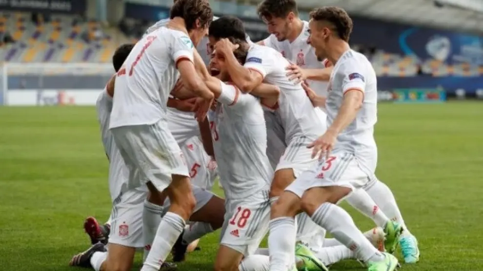 Los jugadores de la selección española Sub-21 celebran el gol de Javi Puado