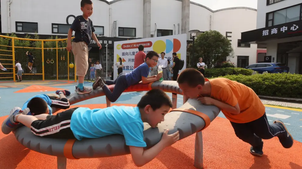 Niños jugando en un parque en Shangai.