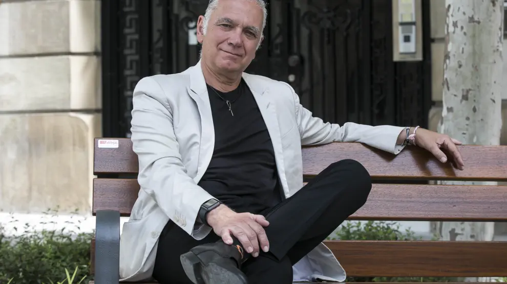 Juan Ramón Lucas publica 'Agua de luna'.