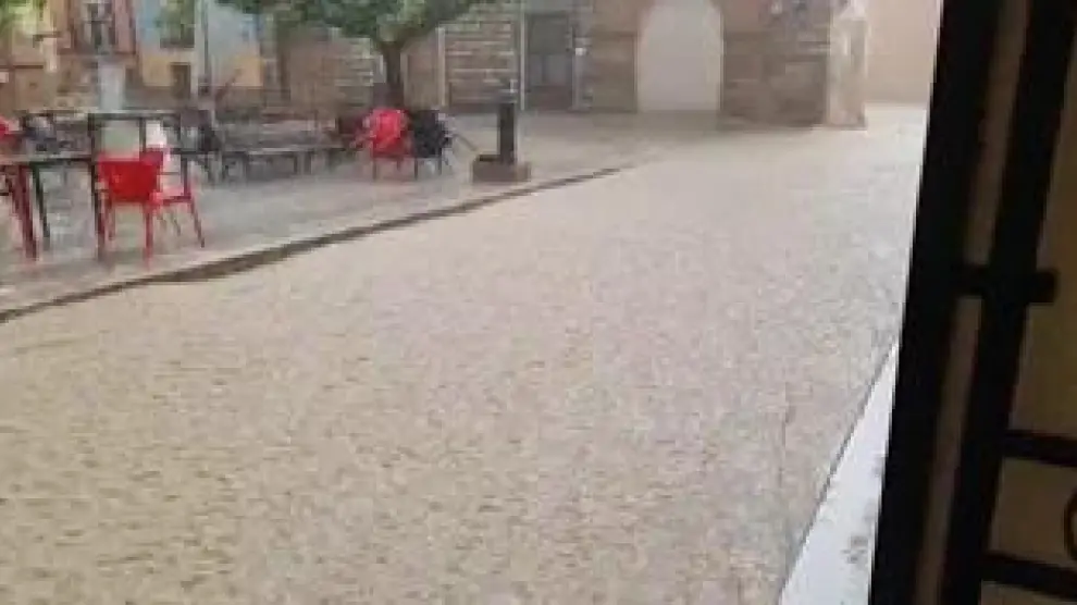 Una fuerte tromba inundaba las calles del municipio este jueves por la tarde.