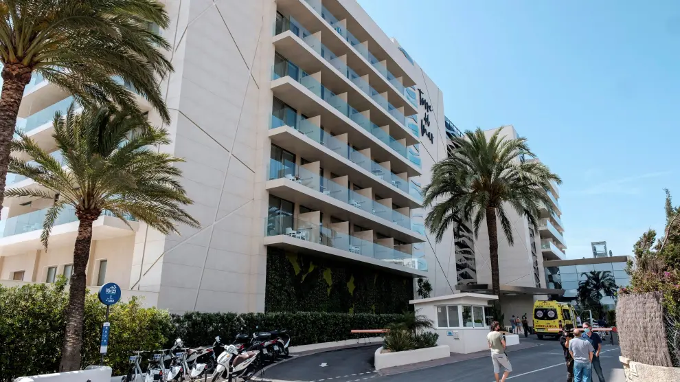 Mueren dos jóvenes 22 y 26 años precipitados de un cuarto piso en Ibiza
