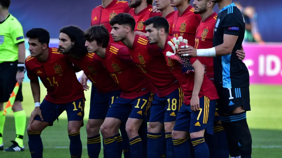 Álvaro, a la derecha, posa con sus compañeros antes del España-Portugal.