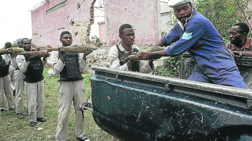 Artificieros recogen proyectiles de morteros en Kuito (Angola).