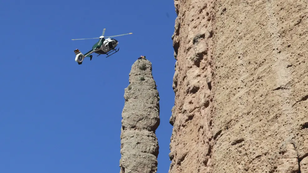 El escalador fue rescatado en los Mallos de Riglos. En la foto, el helicóptero de la Guardia Civil, en una imagen de archivo.