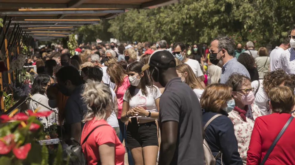 Miles depersonas se han acercado este domingo al Parque Grande para disfrutar de la oferta visual, grastronómica y cultural de Zaragoza Florece.