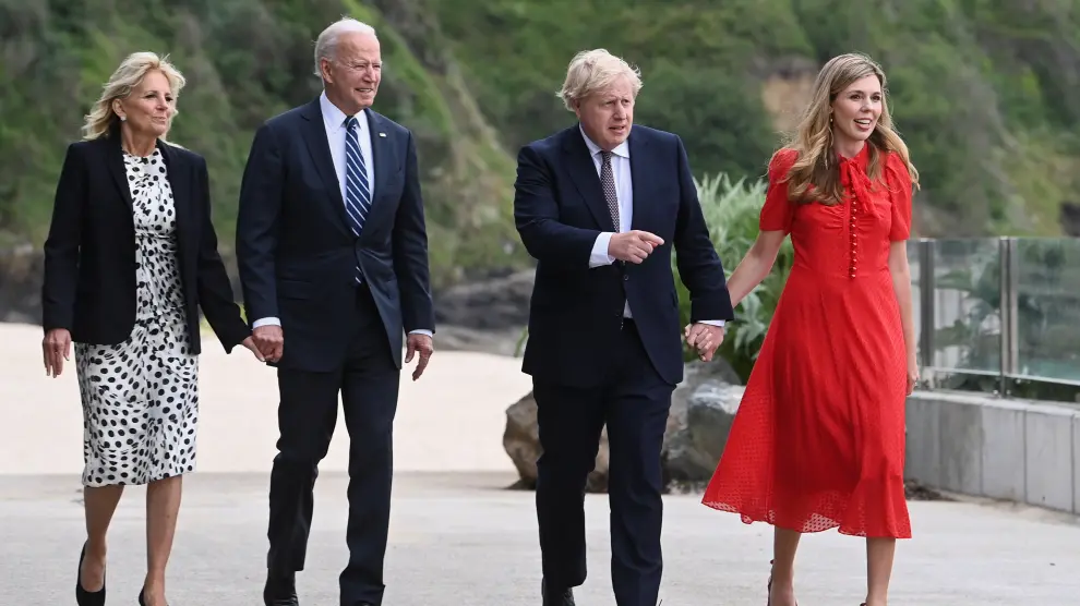 Joe Biden con su esposa, Jill, y Boris Johnson con la suya, Carrie.