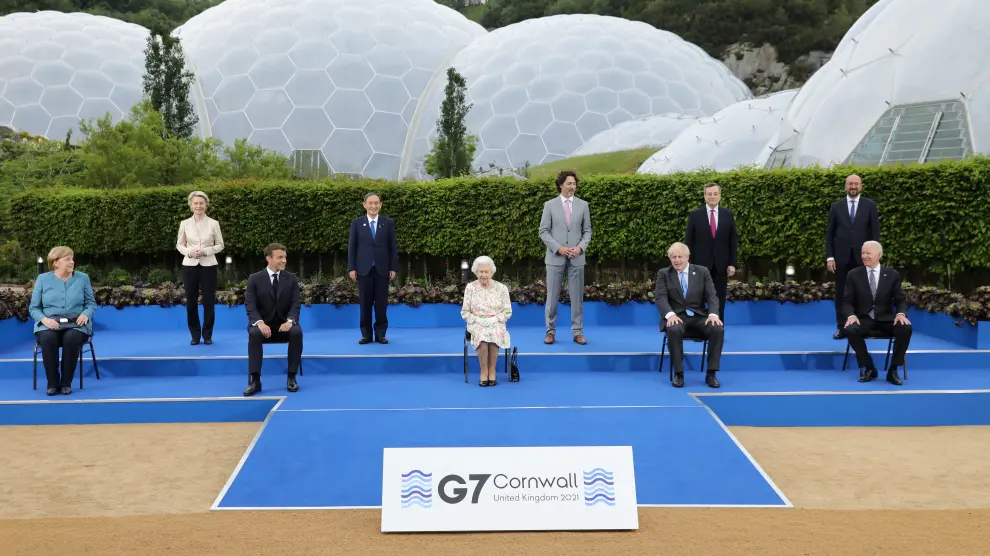 Isabel II, con los líderes del G-7