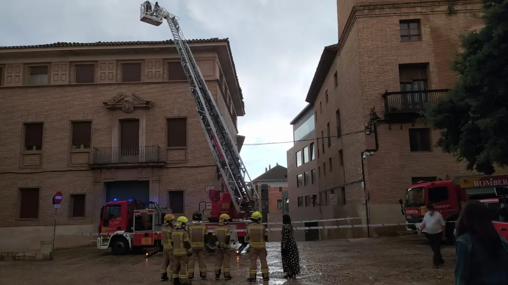 Los bomberos han revisado la tercera planta del edificio.