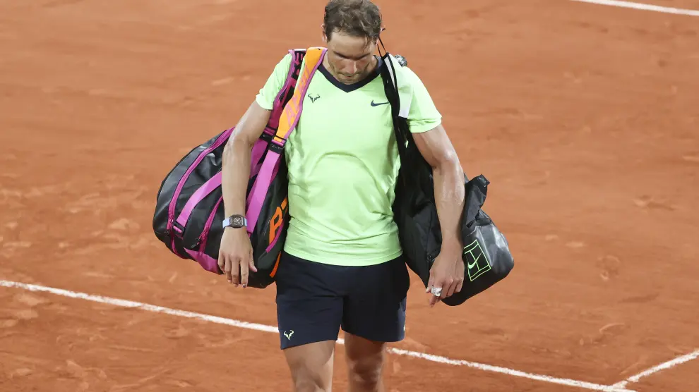 Rafal Nadal, cabizbajo, tras perder frente a Novak Djokovic