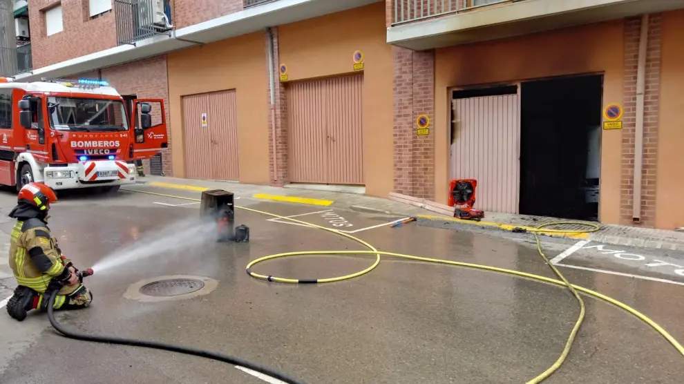 Extinción del incendio registrado en una cochera de Alcañiz.
