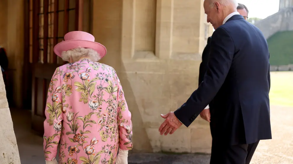 El presidente de EE. UU. Joe Biden, camina junto a la reina de Inglaterra, Isabel II.
