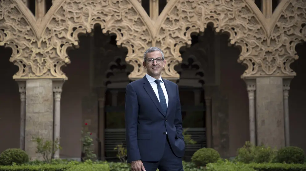 Olivier Ramadour, cónsul francés en Barcelona, en su reciente visita a Aragón, en el Palacio de la Aljafería.