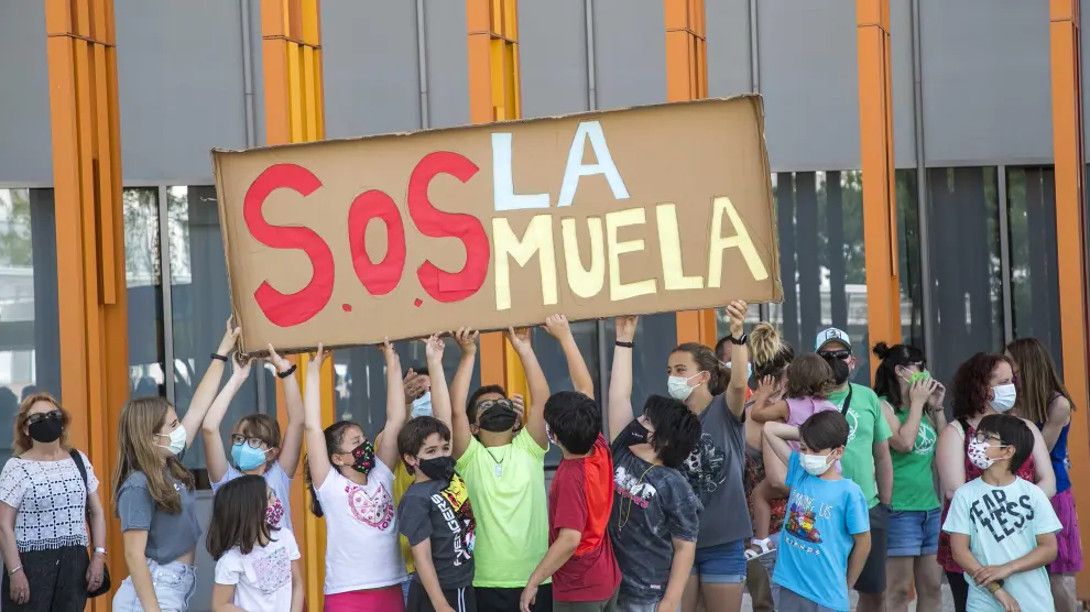 Movilización de las familias de La Muela en el Departamento de Educación.