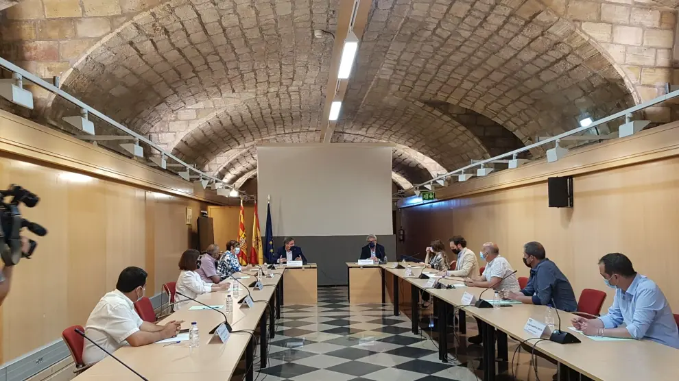 El consejero de Vertebración del Territorio, José Luis Soro, se ha reunido este lunes con diez alcaldes afectados por el recorte de los servicios ferroviarios regionales.