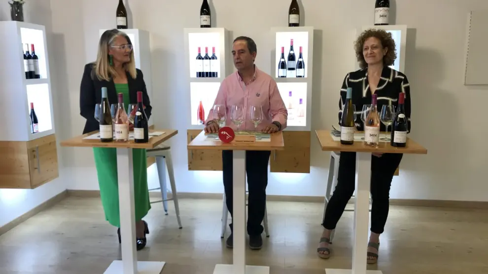 Raquel Latre, Jesus Astrain y Cristina Barón, en la cata de vinos de Bodega Pirineos.