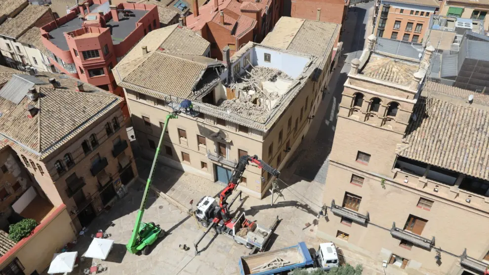Espectacular vista de las tareas de desescombro del edificio del Obispado desde la torre de la Catedral de Huesca.
