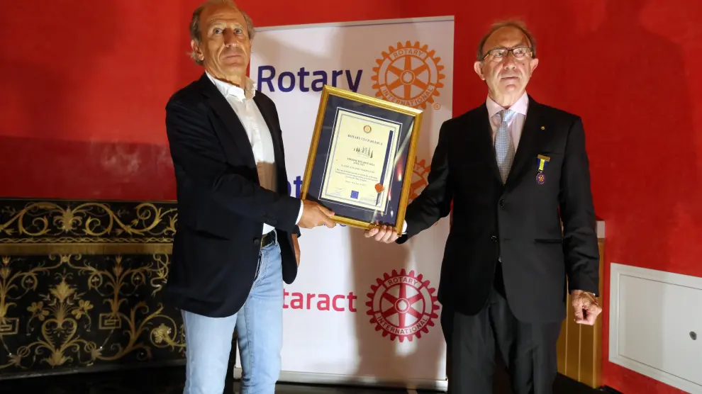 Petón recibe la distinción del Rotary Club de Huesca.