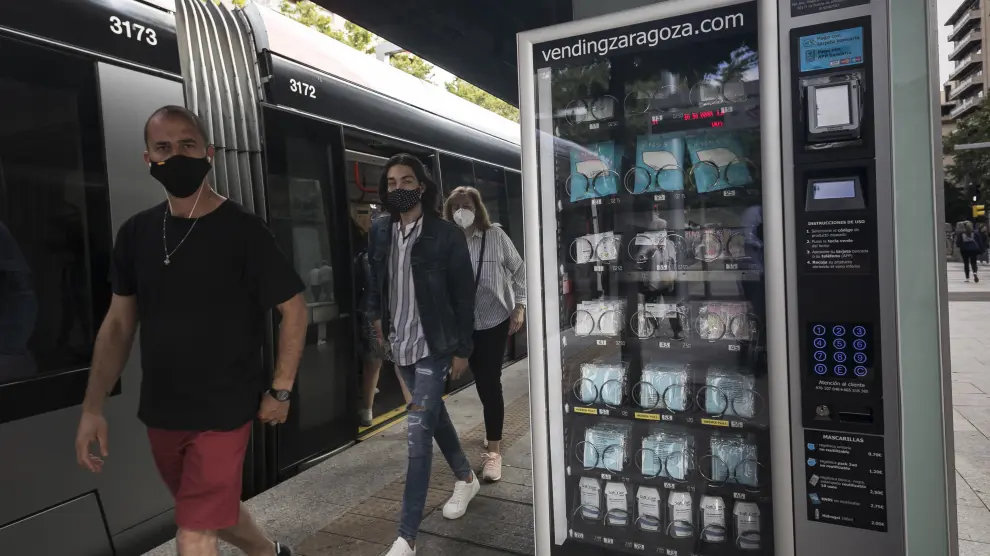 Una máquina de 'vending' de mascarillas, en la parada del tranvía de plaza de Aragón.