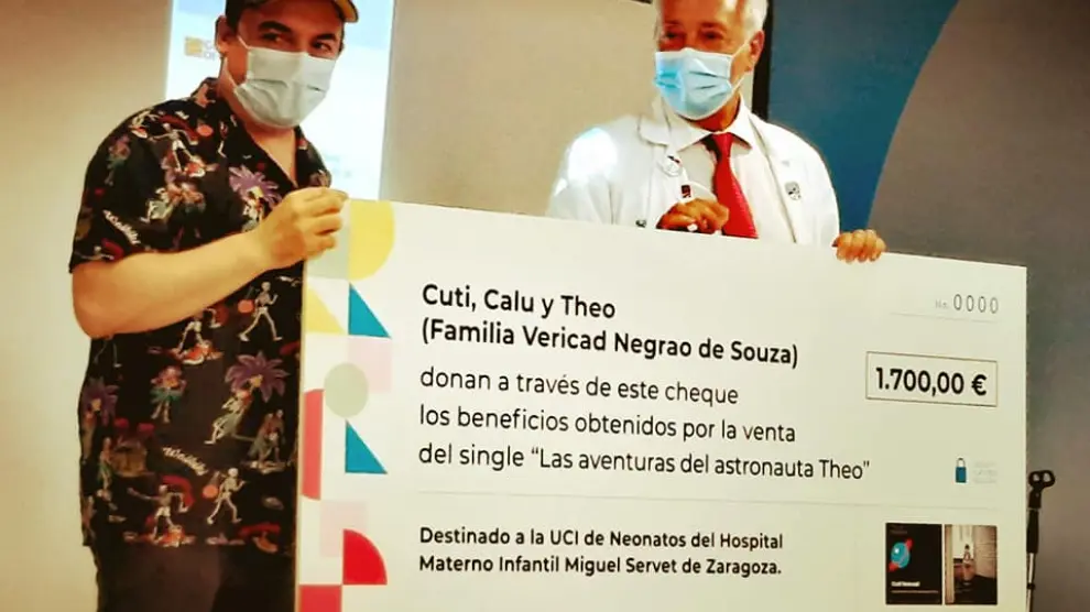 Cuti Vericad le entrega al doctor Luis Callén el cheque.