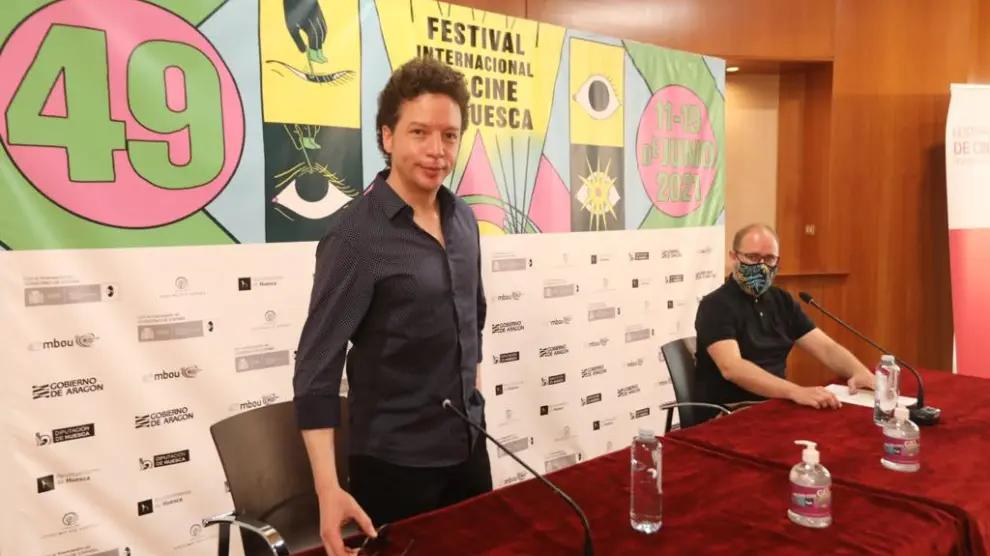 Michel Franco, de pie, y el director del Festival de Cine de Huesca, Rubén Moreno.
