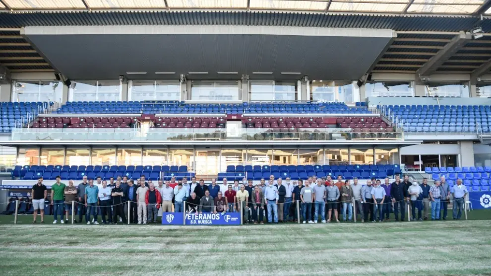 Los veteranos de la SD Huesca posaron para la posteridad.