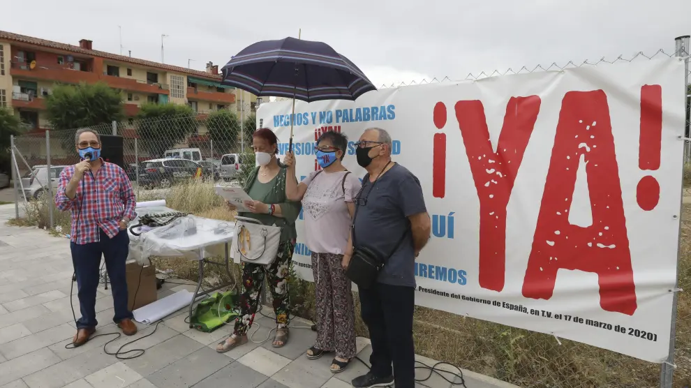 Violeta Gracia, Purificación Broto y Antonio Tuda este sábado delante de la pancarta del centro de salud.