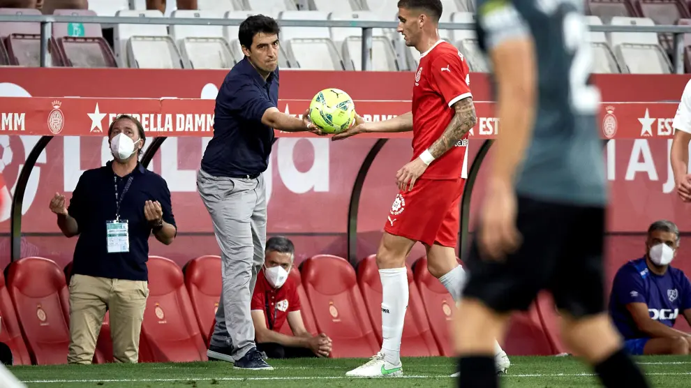 Iraola da instrucciones a sus futbolistas durante el choque de Montilivi.