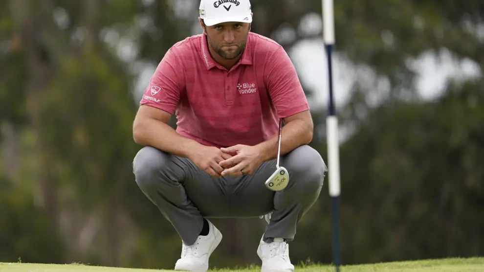 Jun 20, 2021; San Diego, California, USA; Jon Rahm plays his shot from the second tee during the final round of the U.S. Open golf tournament at Torrey Pines Golf Course. Mandatory Credit: Orlando Ramirez-USA TODAY Sports[[[REUTERS VOCENTO]]] GOLF/