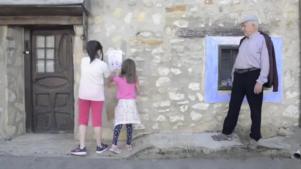 Dos niñas y un adulto de Griegos protagonizan el vídeo para atraer familias con escolares.