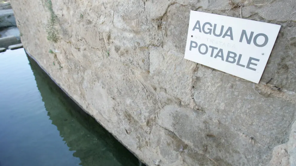 Aviso de agua no potable que hace años lucía en una fuente de Lierta.