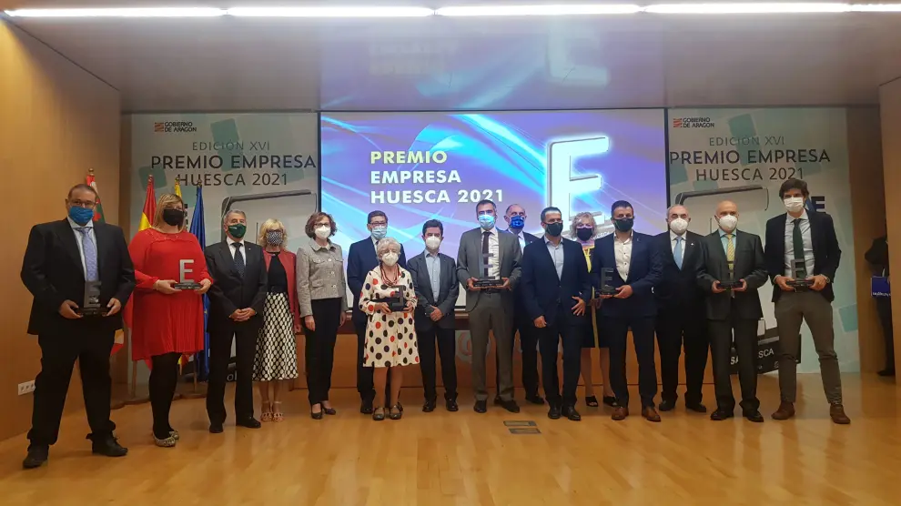 Foto de familia de los galardonados en los Premios Empresa Huesca 2021.
