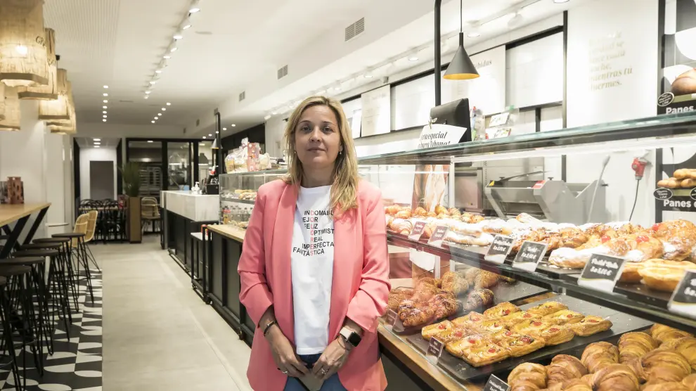 Sandra Sanz, propietaria de una cafetería-panadería que sufrió recientemente un robo a punta de cuchillo.