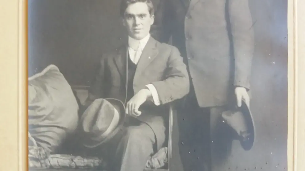 Ramón Segura, de pie, con su hermano Bernardo Segura, durante su emigración en los Estados Unidos.