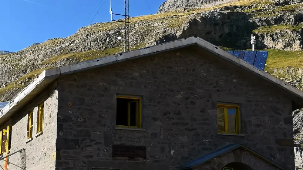 Antena de radio para el canal SOS-Montaña en el refugio de Góriz.