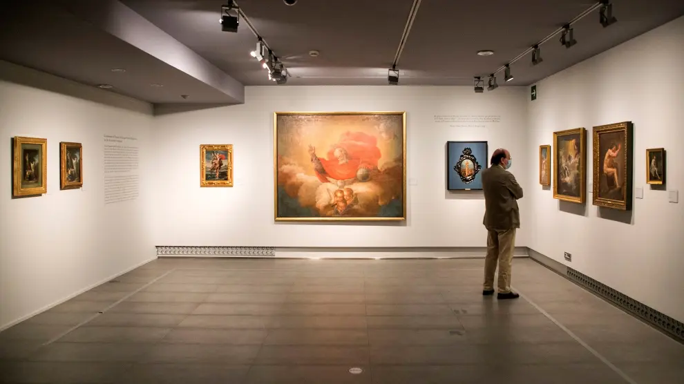 En la pared del fondo, las tres pinturas de Goya que descubre la exposición presentada ayer en Zaragoza