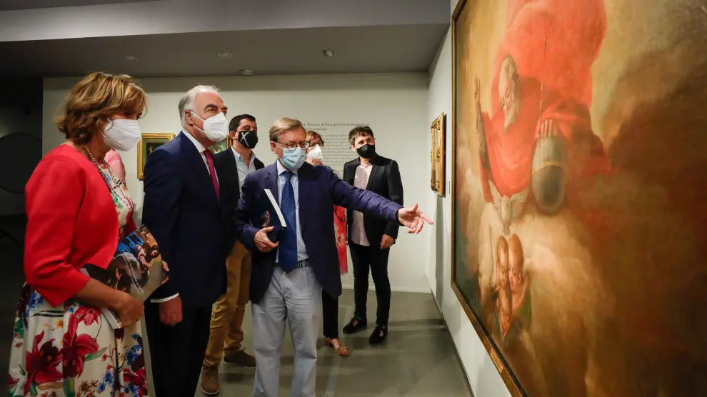 Maite Ciriza, directora de Cultura y Patrimonio de la Fundación Ibercaja, José Luis Rodrigo, director general de la misma fundación, y Arturo Ansón, comisario de la muestra, comentan detalles de uno de las pinturas de Goya que salen a la luz con esta muestra.