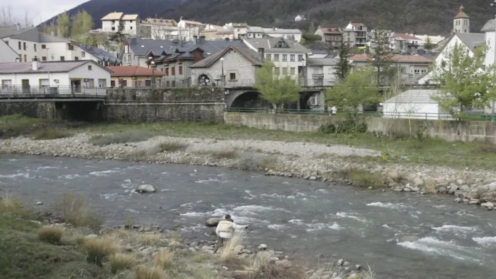 El río Gállego a su paso por Biescas.