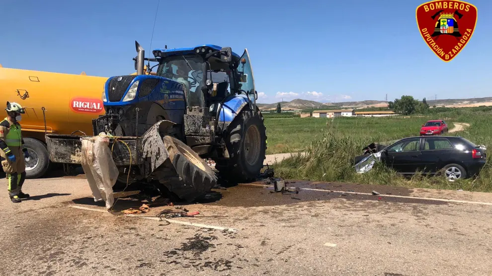Accidente entre el tractor y el vehículo en la A-122