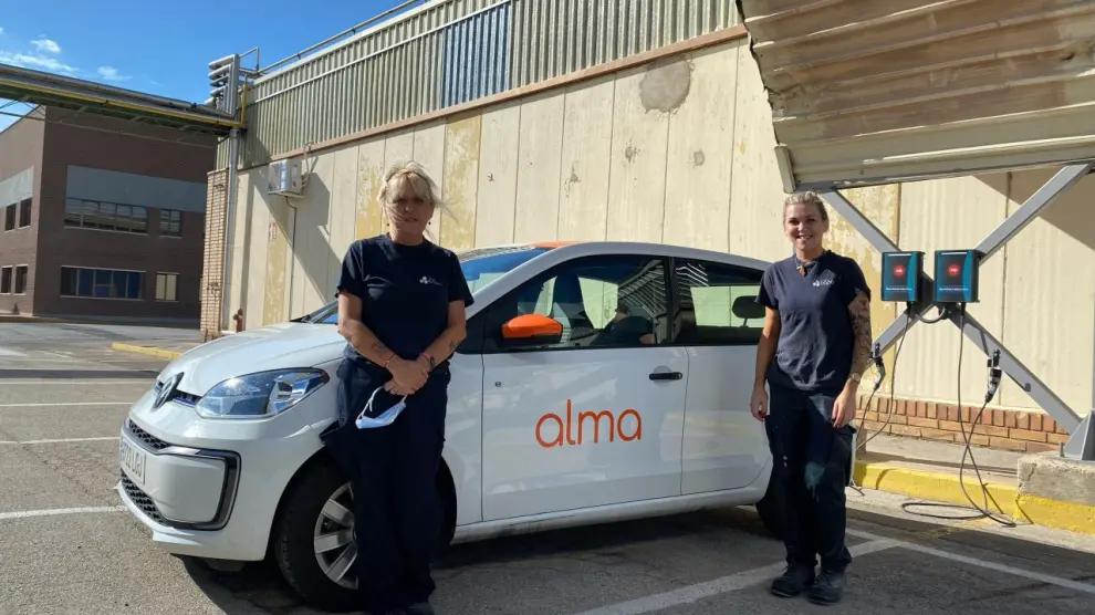 Laura Pérez y Rosi Artajona comparten este vehículo elécrico para ir a trabajar a la empresa Copo, en Fuentes de Ebro.