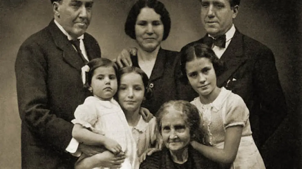 La familia Machado: José y su mujer y sus hijas, Antonio Machado y su madre.
