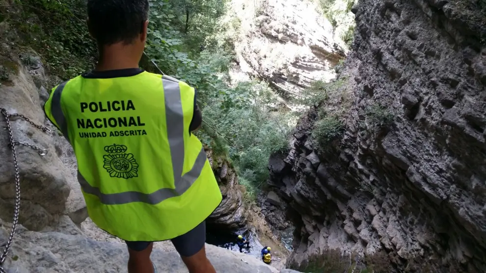 Los agentes de la Unidad Adscrita de la Policía Nacional realizan inspecciones sobre el terreno de las actividades de turismo de aventura en Huesca.