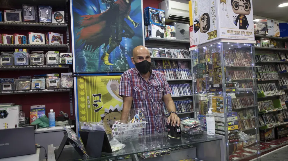 Sergio Jiménez, dueño de Videojuegos Stargames en el Centro Comercial El Caracol de Zaragoza