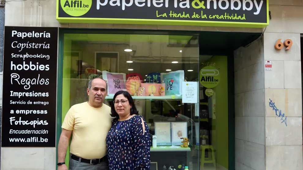 Julio César Rojas y María Teresa Gómez han abierto hace poco una papelería en el Coso Bajo de Huesca.