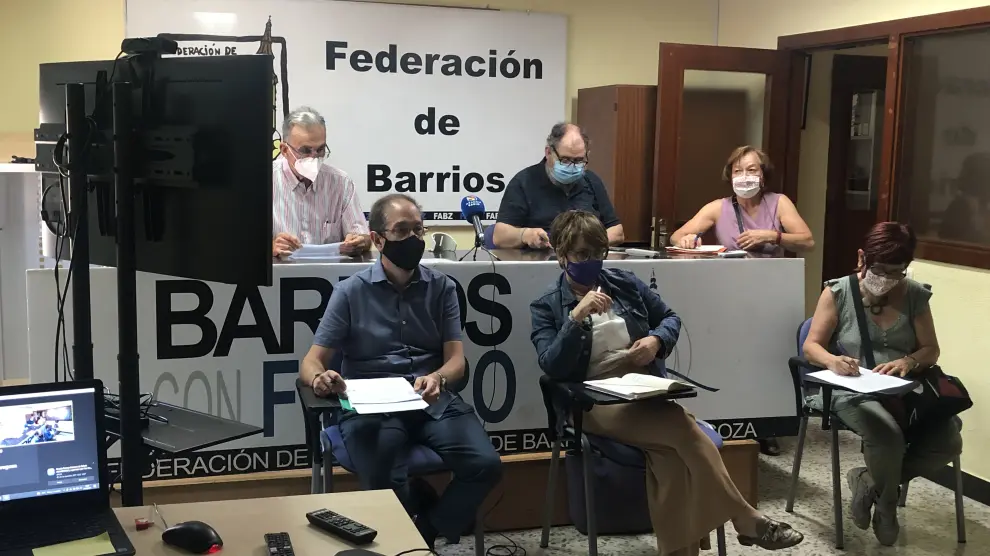 Los representantes de los colectivos, ayer en la sede de la Federación de Barrios de Zaragoza